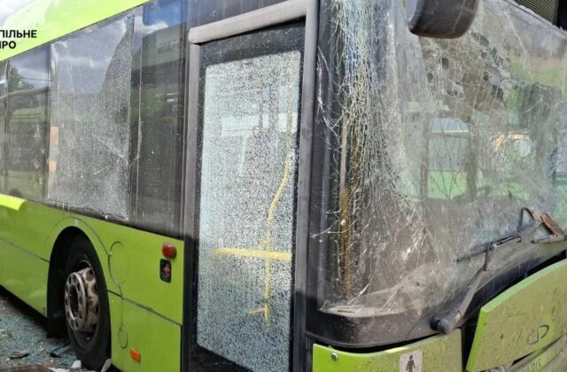 Внаслідок удару РФ по автотранспортному підприємству Дніпра пошкоджено більше 70 автобусів.