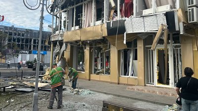 День жалоби після атаки на ТРЦ у Павлограді: що відбувається на місці удару РФ