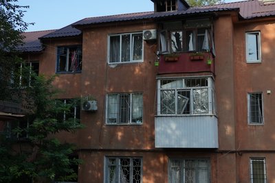 «Гармидер страшний, кров». Що відбувається на місці удару РФ по Дніпру