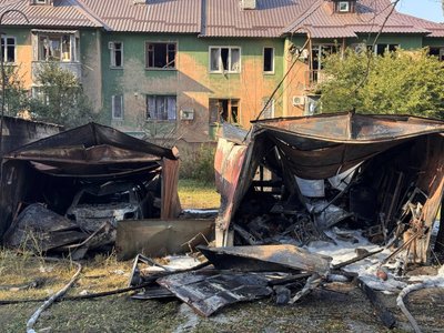«Гармидер страшний, кров». Що відбувається на місці удару РФ по Дніпру