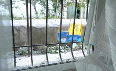 «У мами діабет, я не знаю як вони зараз будуть кров зупиняти». Що відбувається на місці удару РФ по Дніпру