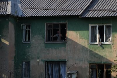 «Гармидер страшний, кров». Що відбувається на місці удару РФ по Дніпру